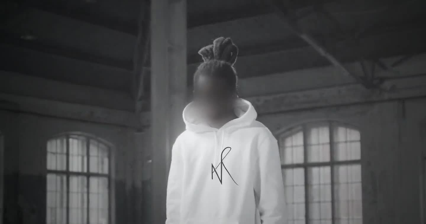 NEVERLOSE Kampagnenfilm — Hoodie und Jogger in einer leeren Halle